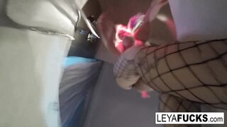 Leya Falcon uses the tub shower head on her ass