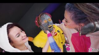 Anuskatzz, Missflora, and Lilylu have some cosplay anal fisting fun